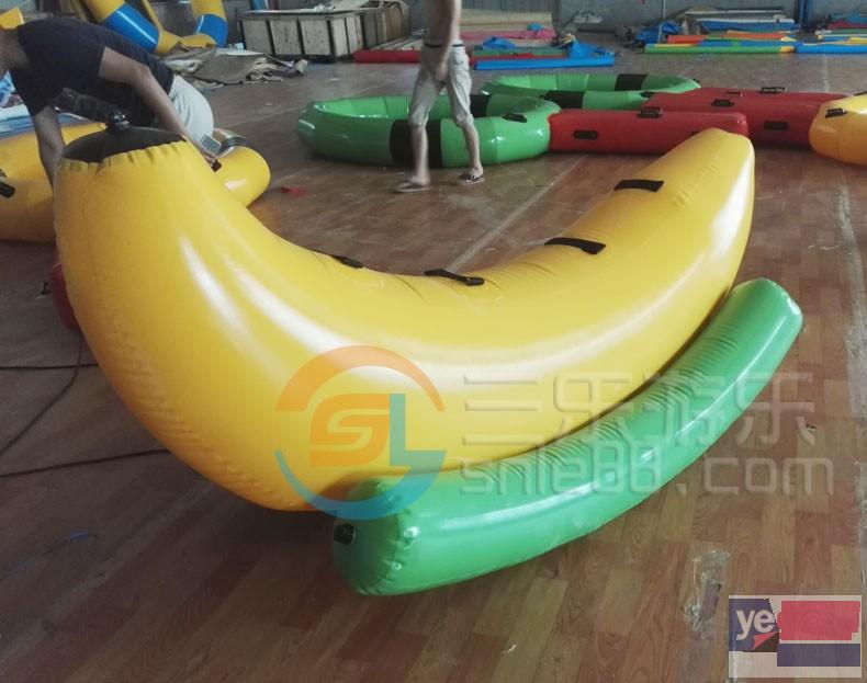 供应各种好玩的水上浮具如香蕉船压压板蹦床