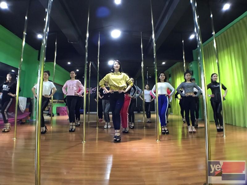 荆州马甲线训练营学习舞蹈的同时让您拥有美好身材