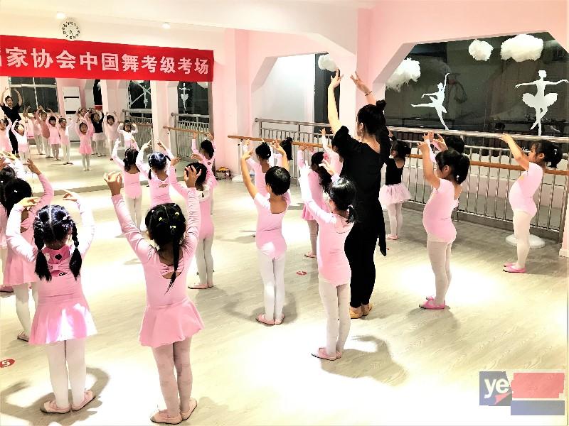 海门育才小学附近中国舞民族舞表演班金果果学舞蹈