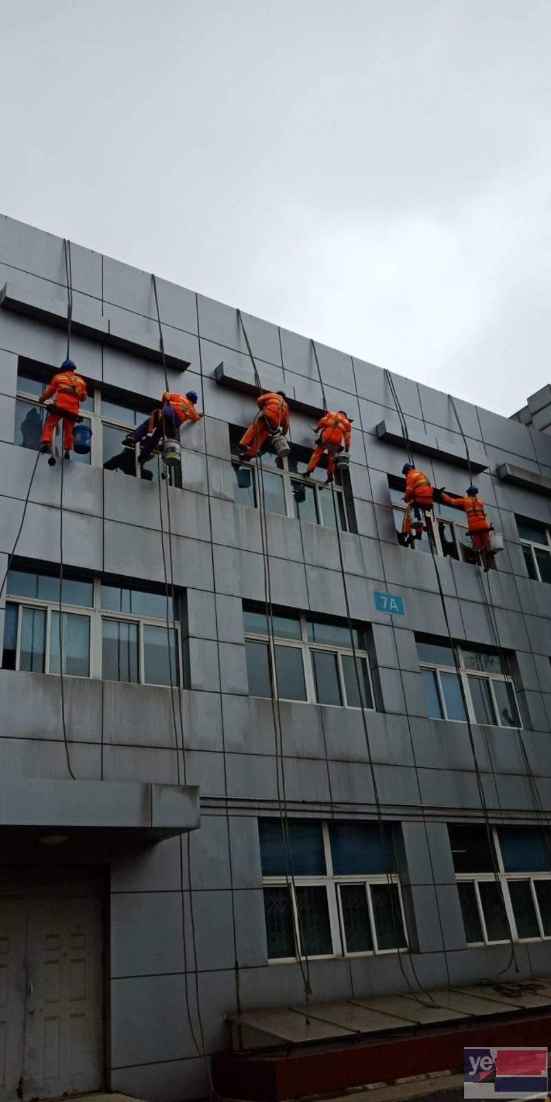 莱芜钢城提供高空玻璃外墙清洗24小时服务
